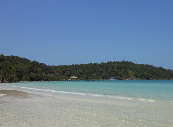 西哈努克城(Sihanoukville),原名磅逊,是柬埔寨的一个港口城市,也是柬埔寨唯一的海港城市和海滨度假地,同是也是柬埔寨国内重要的旅游城市。 西哈努克港是柬埔寨最繁忙的海岸港口,同时此市也是柬埔寨国内比较重要的旅游城市,这座城市最诱人之处在于白沙眩目、海水湛蓝的海滩。但这里几乎没有水泥建筑,所有的房屋都是岛上的树木建造的,简单、美观、安全而且很实用。整座岛上没有一条公路,所有的道路都是人踩出来的。所有的一切都让这里变为一个不受世间沾染的世外桃源。 西哈努克港(Sihanoukville),是柬埔寨
