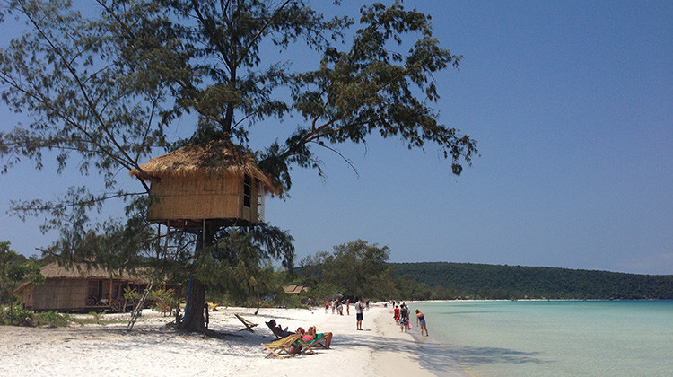 西哈努克城(Sihanoukville),原名磅逊,是柬埔寨的一个港口城市,也是柬埔寨唯一的海港城市和海滨度假地,同是也是柬埔寨国内重要的旅游城市。 西哈努克港是柬埔寨最繁忙的海岸港口,同时此市也是柬埔寨国内比较重要的旅游城市,这座城市最诱人之处在于白沙眩目、海水湛蓝的海滩。但这里几乎没有水泥建筑,所有的房屋都是岛上的树木建造的,简单、美观、安全而且很实用。整座岛上没有一条公路,所有的道路都是人踩出来的。所有的一切都让这里变为一个不受世间沾染的世外桃源。 西哈努克港(Sihanoukville),是柬埔寨