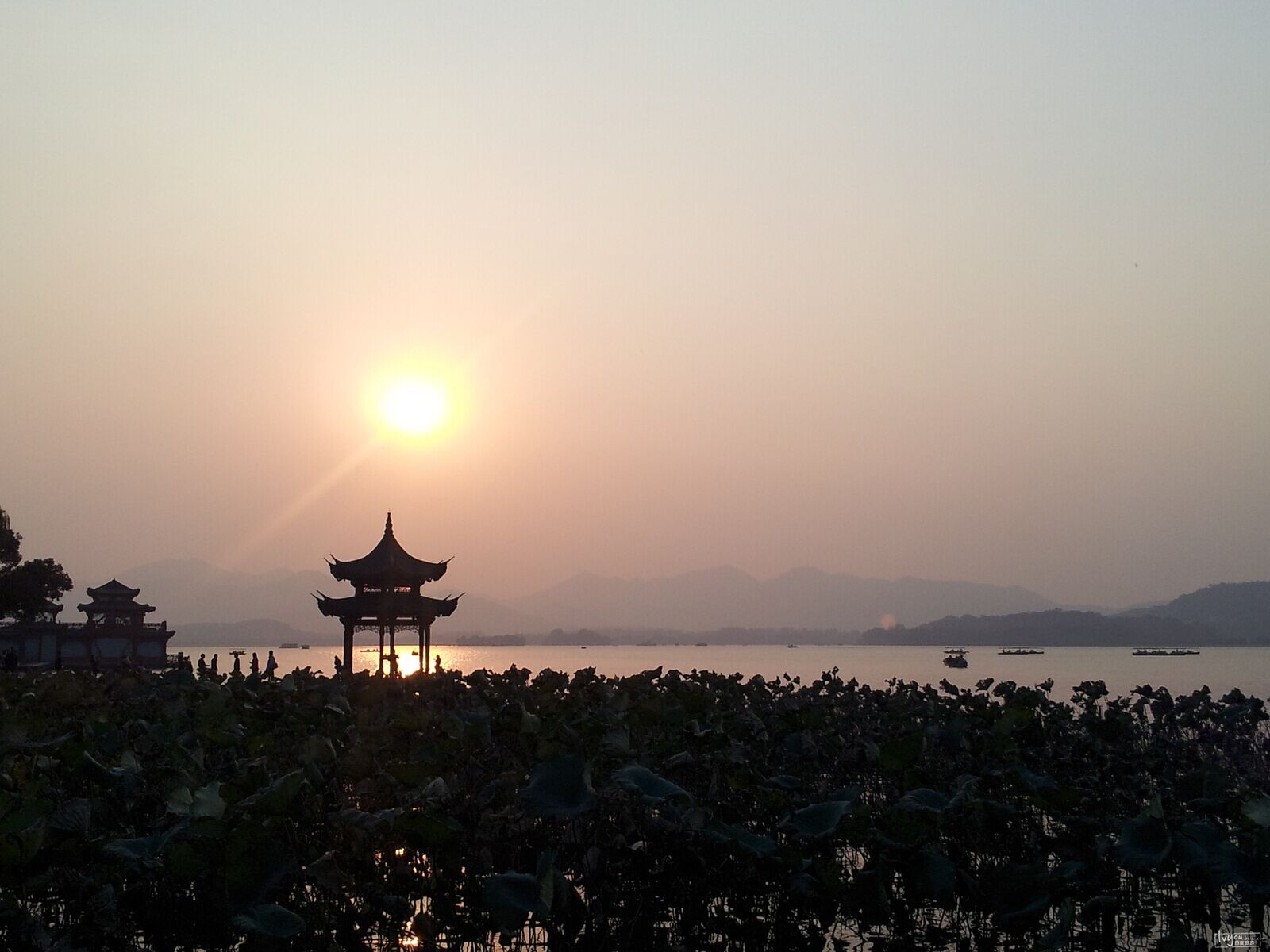 要问浙江好玩的地方在哪里,从南宋开始西湖就有十景之说,可谓是让人眼花缭乱,目不暇接。我们在平时生活中听到最多的景点,湖心亭,断桥残雪,三潭印月这些相应构成了西湖的妙处。无论是晴天时,湖光潋滟,或者阴天时,景色迷蒙,西湖总能恰如其分的展现她自己的美。让人不由想起了那句诗,浴霸西湖比西子,淡妆浓抹总相宜。 每当有人问起我,浙江好玩的地方在哪里时,西湖都是我脱口而出的两个字。身临其境的人都知道,当早晨的微光开始出现时,太阳冉冉升起,湖面上积了一夜的薄雾如同轻烟,这的美景被称作六桥烟柳,也是西湖十景之一。 浙江