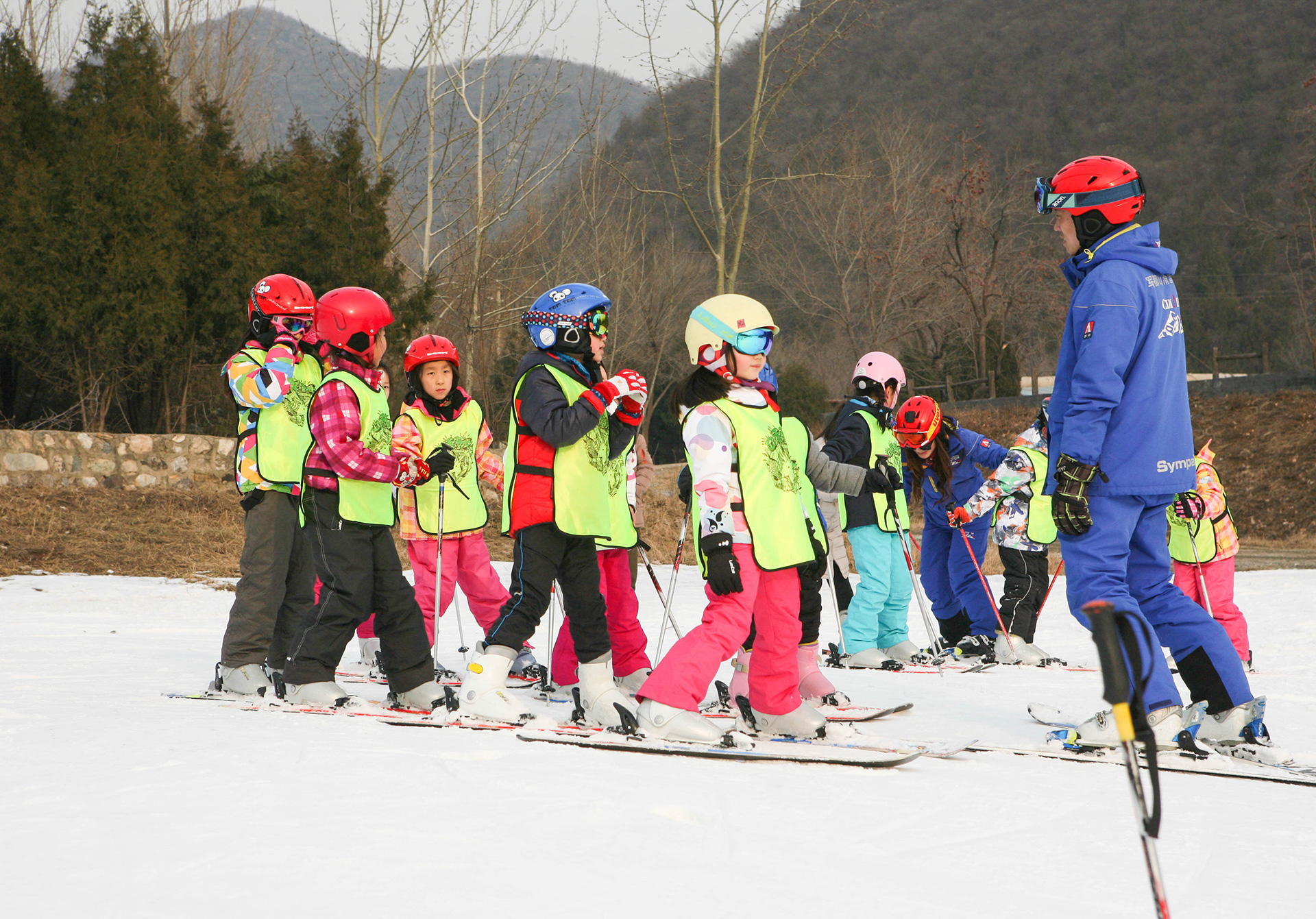 石京龙滑雪场采用国际先进的造雪设备，雪道宽敞，场内设有一条双人吊椅式缆车，四条拖牵式缆车，每小时可运送600名滑雪者上山。