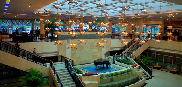 横店贵宾楼大酒店是集餐饮,客房,会议,娱乐为一体的四星级豪华酒店,地