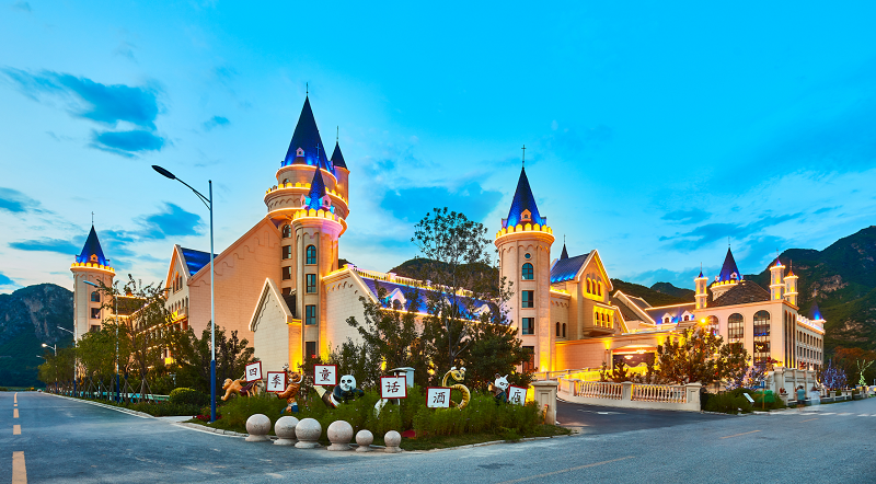 野三坡荣逸四季童话酒店是一家高端亲子度假主题酒店,座落在河北省