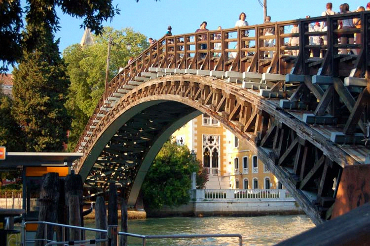 威尼斯徒步游(含坐贡多拉船)——学院桥(accademia bridge)