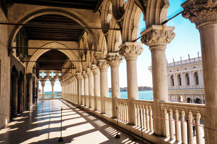 威尼斯总督府建筑特点图片