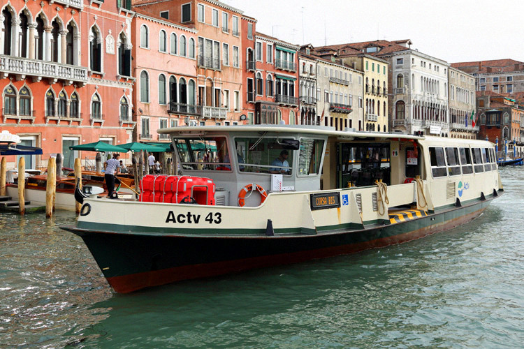 威尼斯半日游(水上巴士 步行游览 圣马可大教堂)