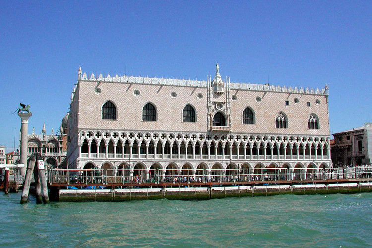 大量阿拉伯人定居威尼斯,所以总督府立面的席纹图案明显受到了伊斯兰