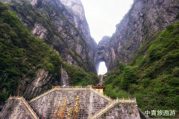 【湖南】鉑爾曼假期雙飛6天【張家界/長(zhǎng)沙/韶山/芙蓉鎮(zhèn)/黃龍洞/鳳凰七重水幕燈光秀/千古情貴賓席】