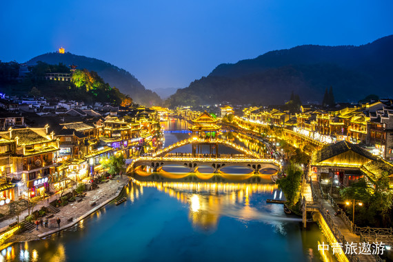 【C位湖南】雙飛6天【15-20人小團(tuán)；長(zhǎng)沙丨韶山丨張家界國(guó)家森林公園丨寶峰湖丨魅力湘西丨天門(mén)山.玻璃棧道丨芙蓉鎮(zhèn)丨鳳凰古城丨沱江泛舟】